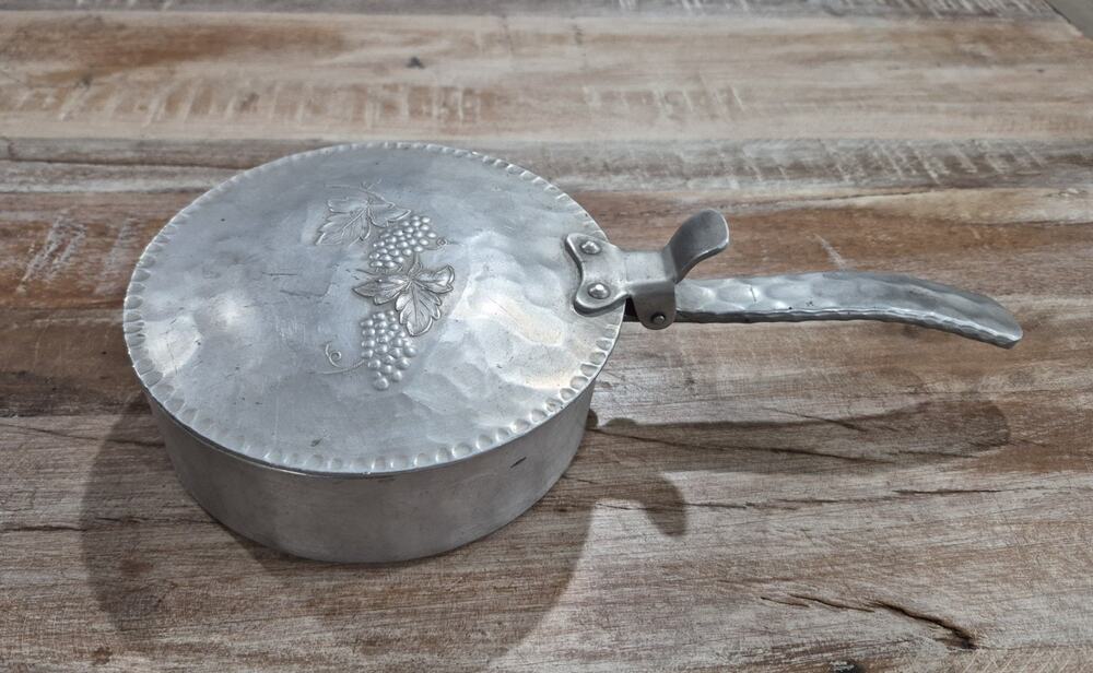 Vintage Everlast Aluminum Hand Forget Pot Crumb Catcher Grapes Silent Butter 552